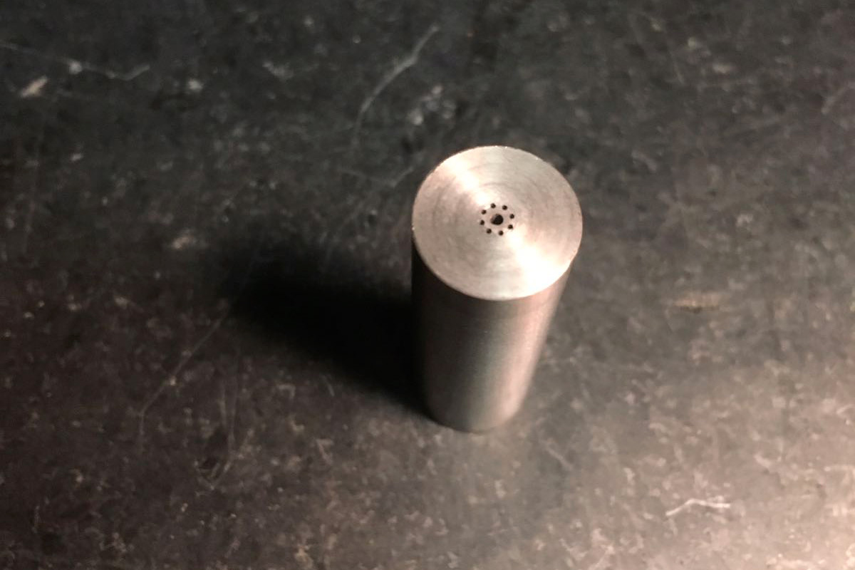 Pièce découpée au fil par électroérosion